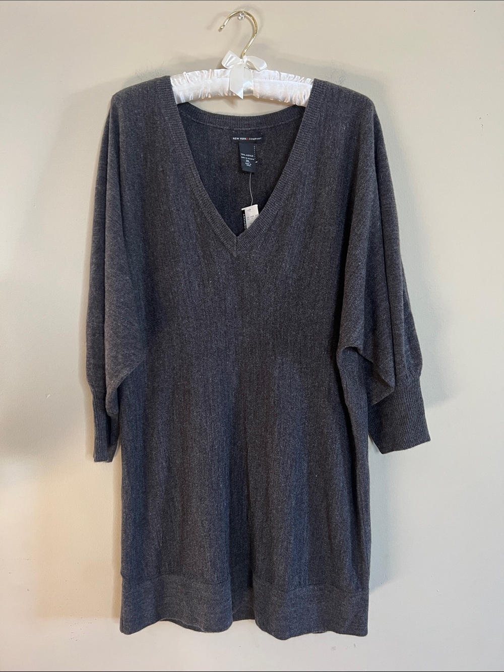 🎍🗽New York & Company Charcoal Gray V-Neck Oversized Sweater